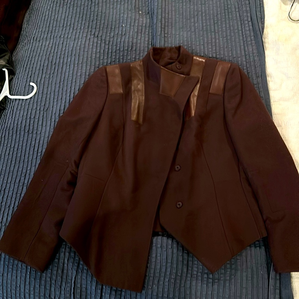Akris Cashmere burgundy fitted blazer, size 10